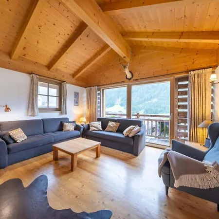 Schoeneben Edelhirsch Wald im Pinzgau