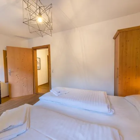 Schoeneben Edelhirsch * Wald im Pinzgau