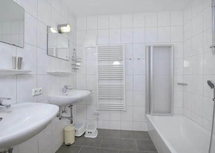 Schoeneben Edelhirsch * Wald im Pinzgau