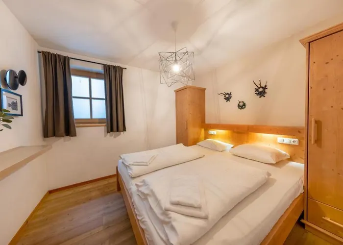 Schoeneben Edelhirsch * Wald im Pinzgau